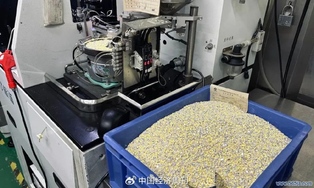 LED灯珠与处理机器,起头:界面新闻